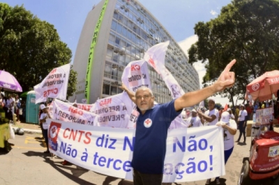 Trabalhadores vão às ruas contra as reformas trabalhista e previdenciária