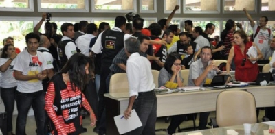 Manifestantes protestam na votação pela adesão do HU de Alagoas a Ebserh
