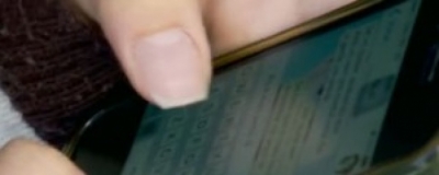 Hábito de digitar muito no celular pode causar tendinite no polegar