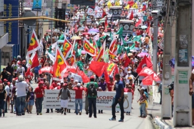 Trabalhadores protestam contra reformas; especialista analisa reforma da Previdência